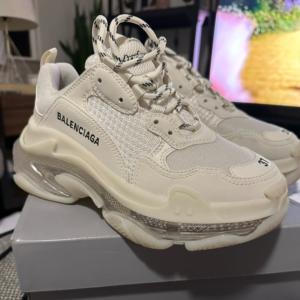Balenciag sneaker BEIGE color size 37 new condition